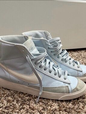 Nike Women's Blazer Mid ‘77 sneaker size 9